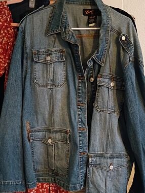 V2 Classic Women's Blue Denim Jacket with Patch Pockets